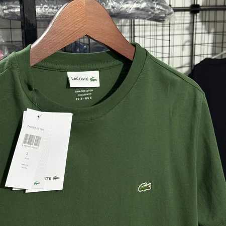 Camiseta Basica Lacoste cor verde militar — imagem 1 de 3