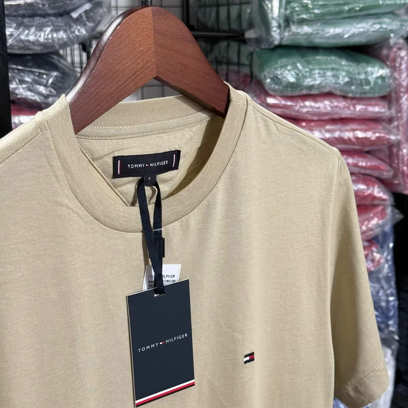 Camiseta Basica Tommy Hilfiger cor Bege — imagem 1 de 1