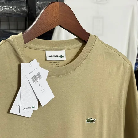 Camiseta Basica Lacoste cor bege — imagem 1 de 3