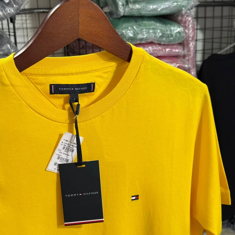 Camiseta Basica Tommy Hilfiger cor Amarela — imagem 1 de 1