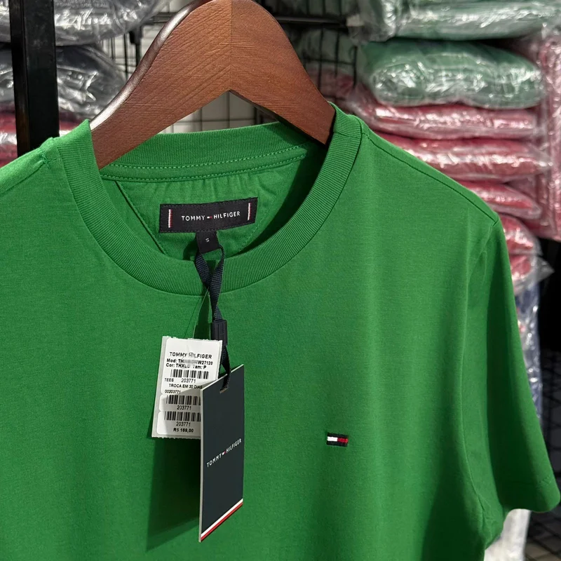 Camiseta Basica Tommy Hilfiger cor Verde Bandeira — imagem 1 de 1