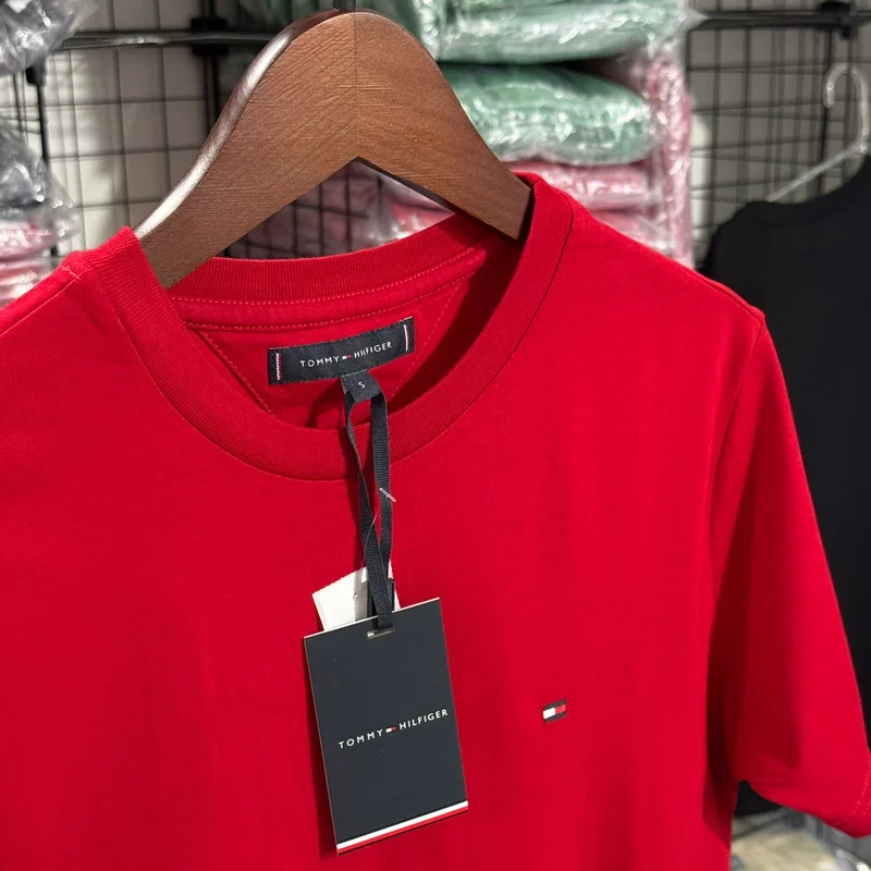 Camiseta Basica Tommy Hilfiger cor Vermelho — imagem 1 de 1