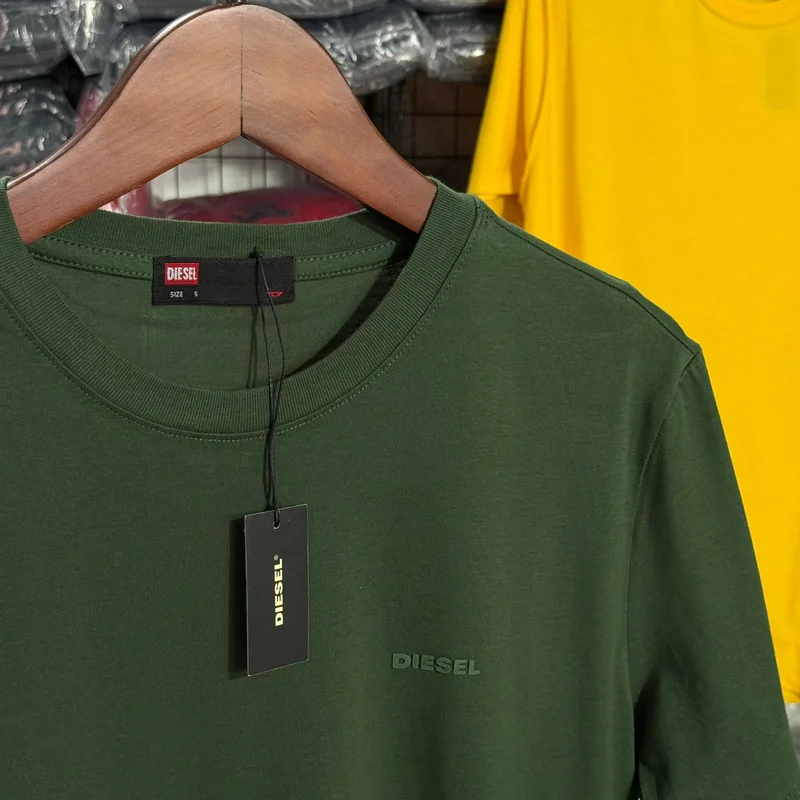 Camiseta Basica Diesel monocromatica cor Verde Militar — imagem 1 de 1