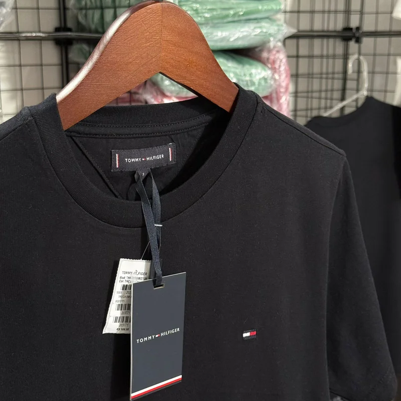 Camiseta Basica Tommy Hilfiger cor preta — imagem 1 de 1