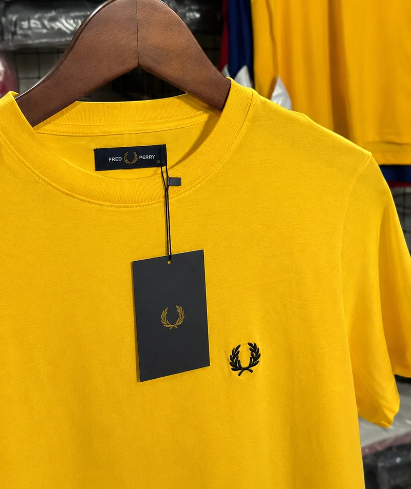 Camiseta Basica Fred Perry cor Amarela — imagem 1 de 1