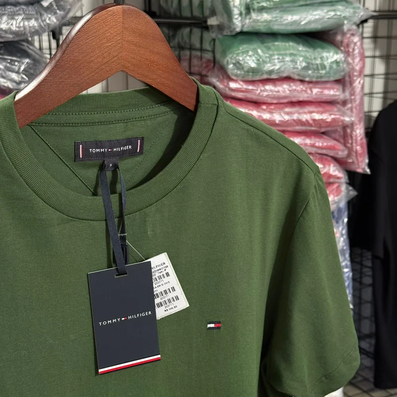 Camiseta Basica Tommy Hilfiger cor Verde Militar — imagem 1 de 1