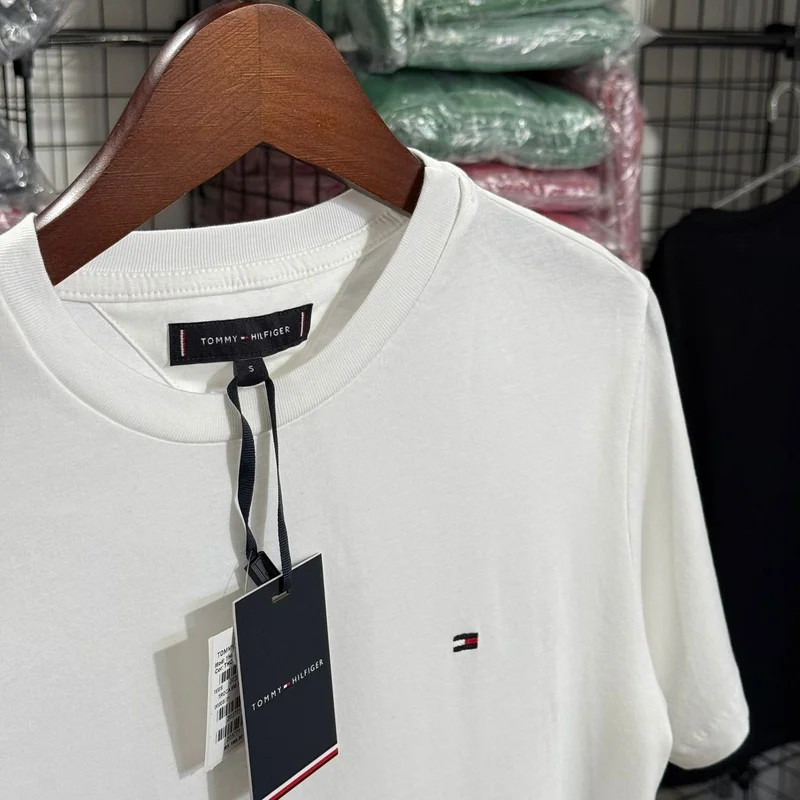 Camiseta Basica Tommy Hilfiger cor Branca — imagem 1 de 1