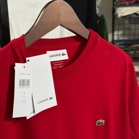 Camiseta Basica Lacoste cor  vermelha — imagem 1 de 3