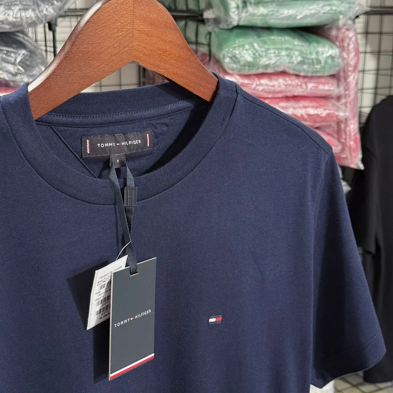 Camiseta Basica Tommy Hilfiger cor Azul Marinho — imagem 1 de 1