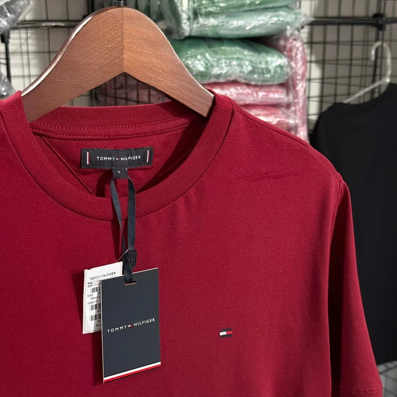 Camiseta Basica Tommy Hilfiger cor Vinho — imagem 1 de 1