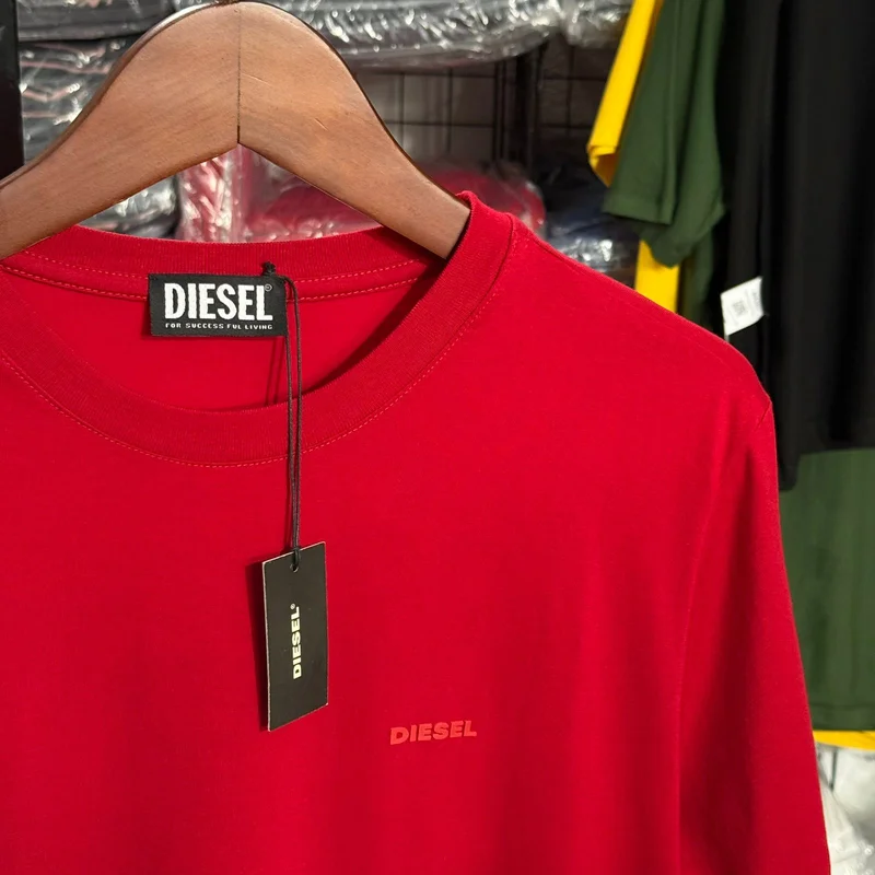 Camiseta Basica Diesel monocromatica cor Vermelha — imagem 1 de 3