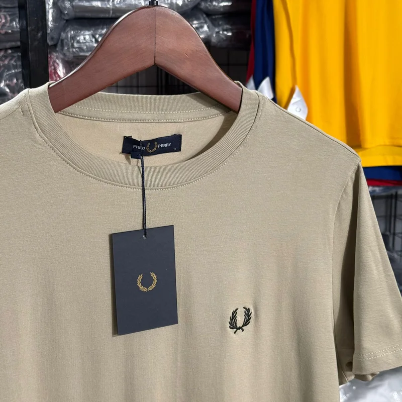 Camiseta Basica Fred Perry cor Bege — imagem 1 de 1